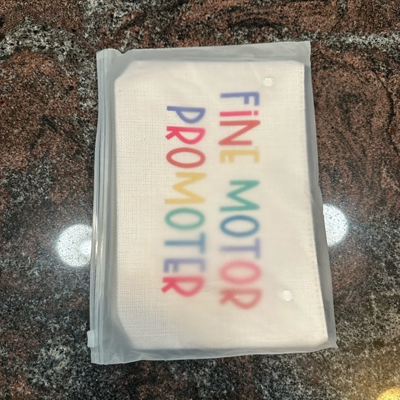 NWT Fine Motor Promotor pencil case/pouch/cosmetic case - Picture 2 of 4
